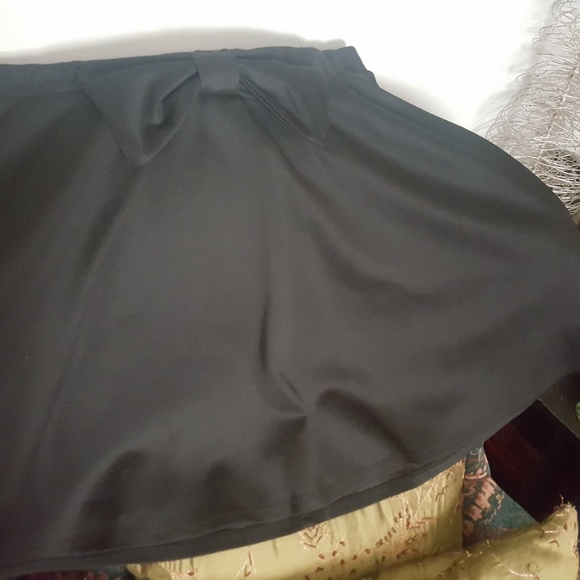 Adorable mini bow front A line skirt. - Picture 2 of 3